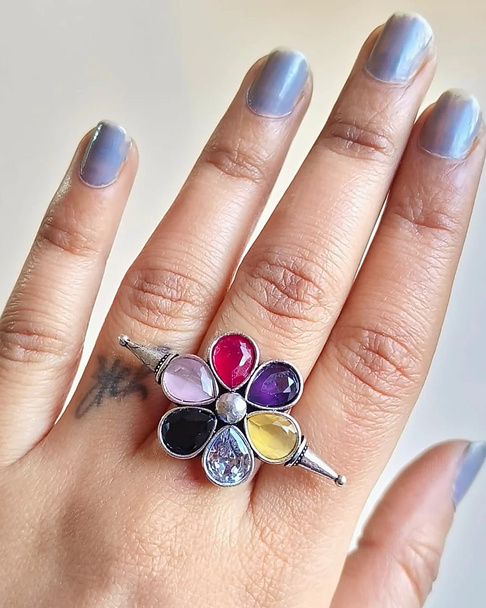 Oxidised silver-look brass adjustable ring shaped as a flower set with yellow, blue, pink, red and purple stones